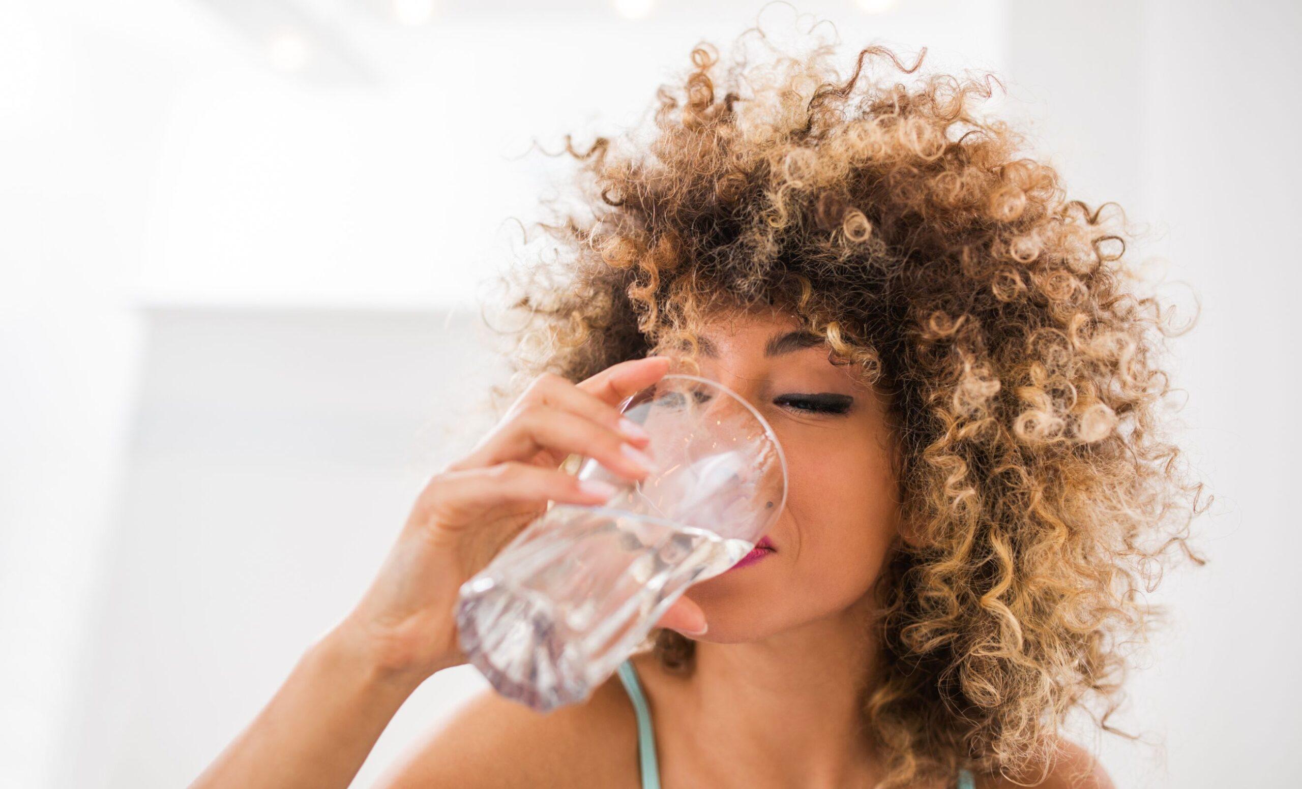 Koliko čaša vode trebate piti svaki dan? Znakovi koji ukazuju da unosite premalo vode